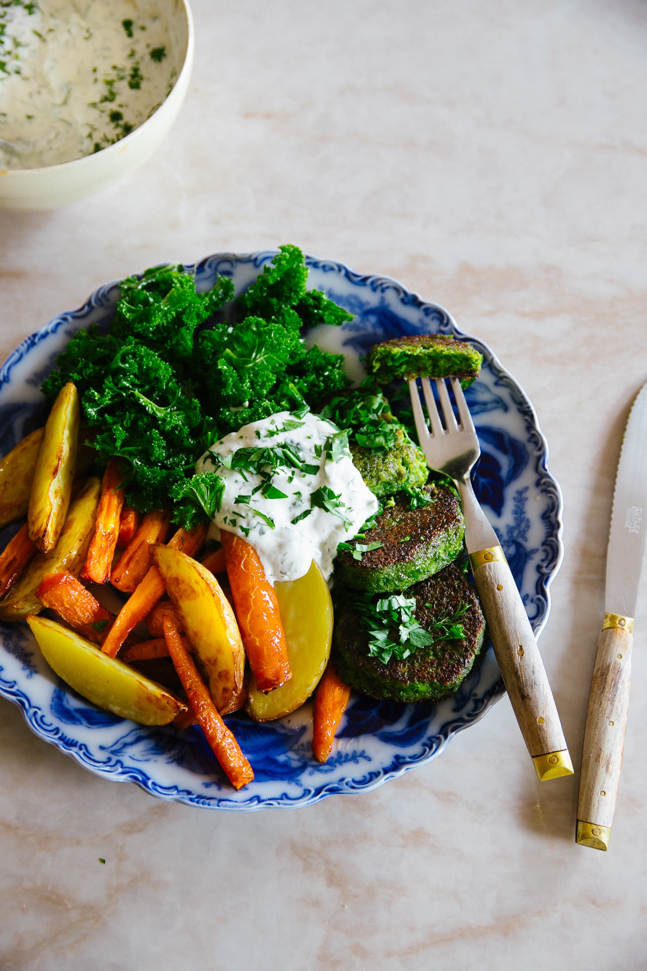 Recept, grönkålsbiffar med grillost och svenska ärtor